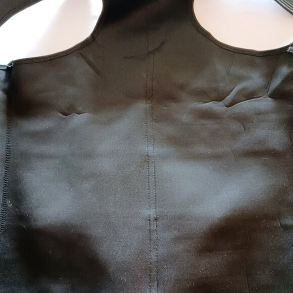 Size Large Women's Work Out Full Zip Vest - Picture 4 of 10